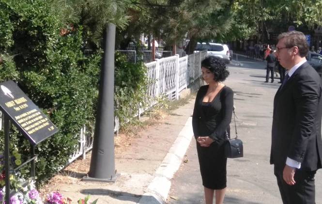 Vučić položio cveće na mesto ubistva Olivera Ivanovića