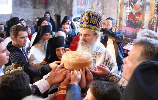 Hramovna slava Pećke Patrijaršije: Kolo oko manastira