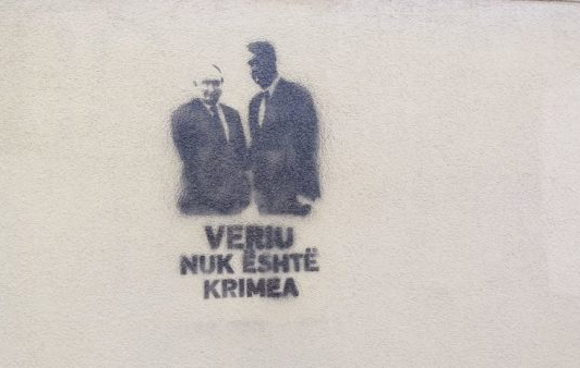 U Prištini osvanuli grafiti „Sever nije Krim“