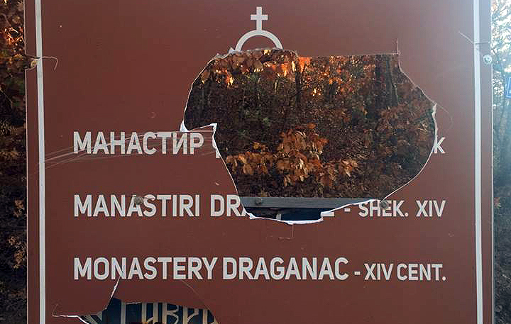 Ponovo oštećen putokaz za manastir Draganac