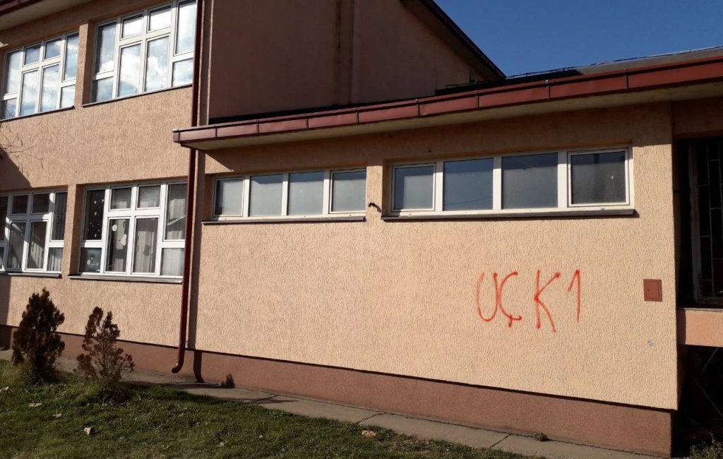 Lipljan: „Grupa Albanaca“ ispisala “UČK” na srpskoj školi i kući