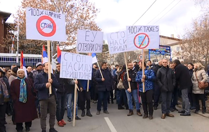 Protest ispred zgrade Euleksa u Kosovskoj Mitrovici