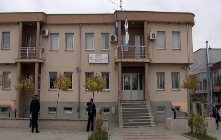 Tokom intervencije u Čaglavici napadnuti policajci Policijska stanica u Gračanici (Foto Kim)