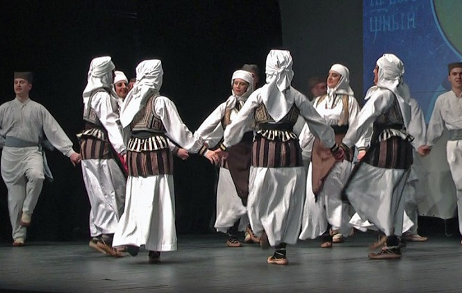 “Venac” ujedinio folkloraše za lečenje Dragana Tripkovića