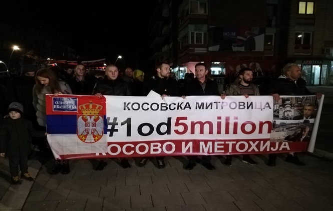 Protest „1 od 5 miliona“ u Kosovskoj Mitrovici; Oliveru ulica, učesnicima psovke