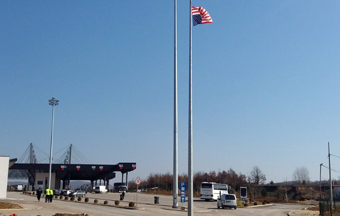 Šta zna dete… uzme i kači američku zastavu!