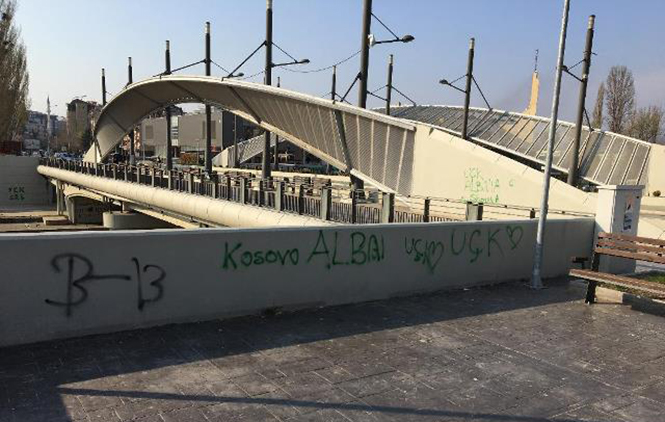 Grafiti “OVK” na mostu u Mitrovici