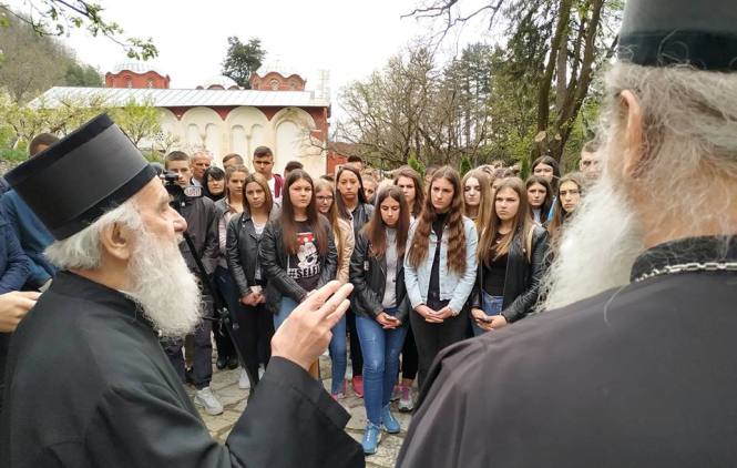 Patrijarh sa vernicima na Kosovu