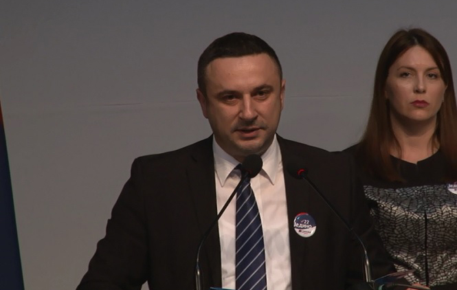 Popović osudio incident prema srednjoškolkama