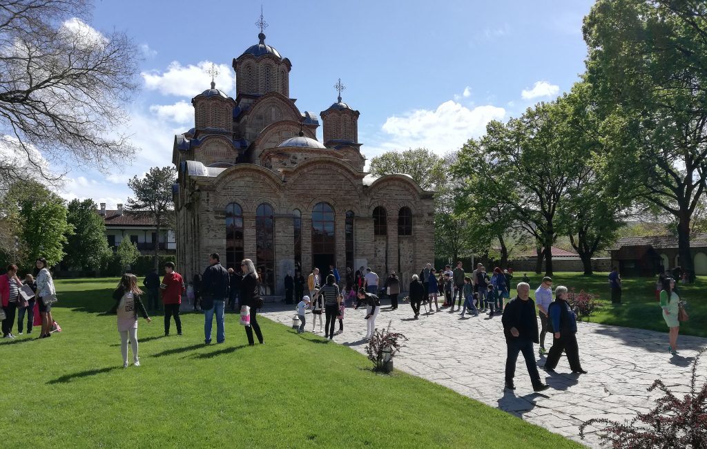 Gračanica puna vernika na Vaskrs