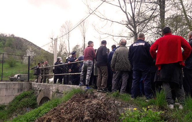 Štrpce: Policija palicama i suzavcem na meštane