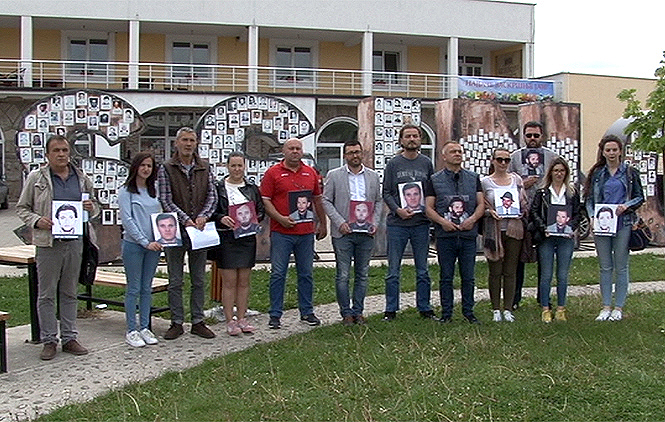 Novinari u Gračanici: Slobode se najčešće samo sećamo