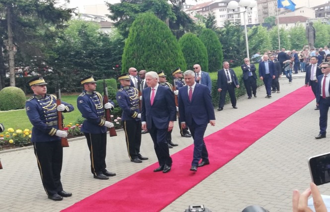 Priština: Tači odlikovao Klintona Ordenom slobode