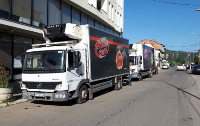 U severnu Mitrovicu stigli kamioni s juga, nude robu na prodaju