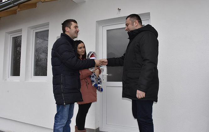 Maksimovićima iz Livađa dodeljeni ključevi nove kuće