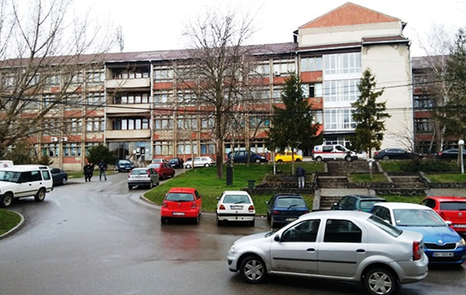 Sinoć pretres u krugu Doma zdravlja, danas protest u krugu bolnice KBC Kosovska Mitrovica (Foto Radio Kontakt Plus)