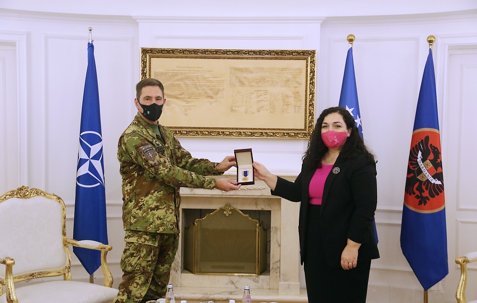 Osmani odlikovala Predsedničkom vojnom medaljom bivšeg komandanta Kfor-a