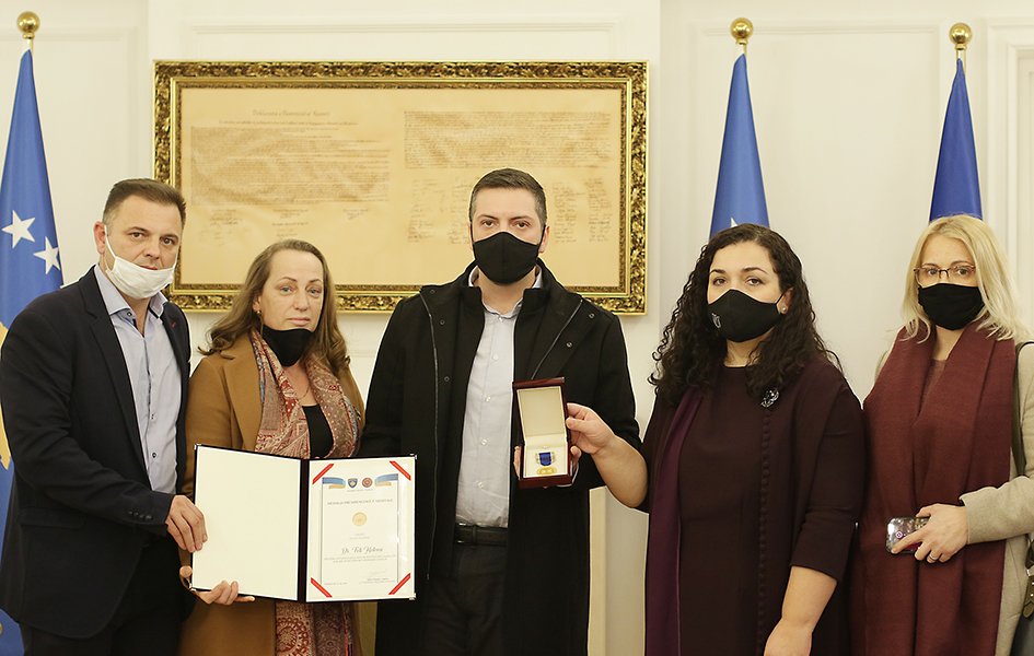 Osmani posthumno odlikovala 18 zdravstvenih radnika