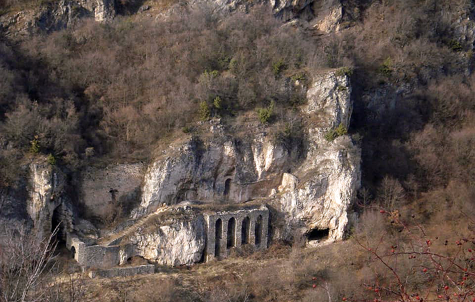 Otac Sava: Četvorica Albanaca uhvaćena u krađi na ostacima isposnice kod Prizrena