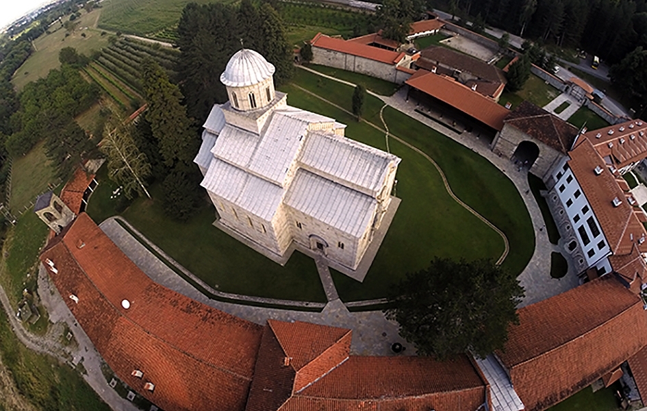 U poslednjih 20 godina Visoki Dečani napadani granatama, institucionalno i medijski