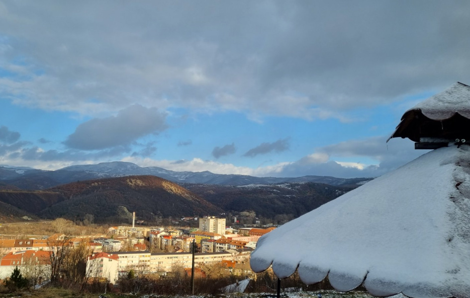 Prvi sneg u Mitrovici: Nadležni spremni, građani da smanje potrošnju struje