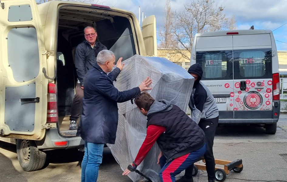 Fakultet savremenih umetnosti darovao dva polukoncertna klavira Domu kulture i Muzičkoj školi