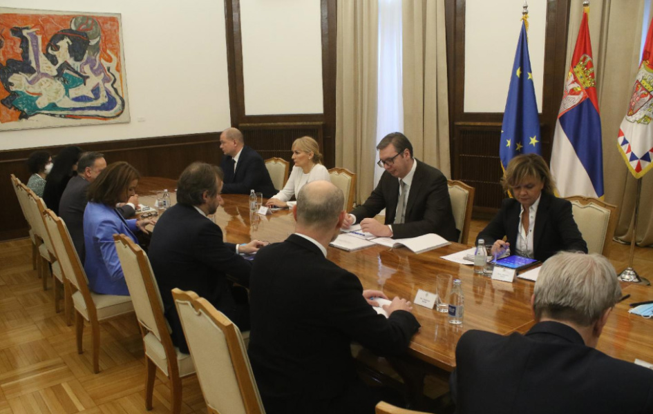 Vučić sa evroparlamentarcima: Srbi sa KiM se suočavaju sa poteškoćama