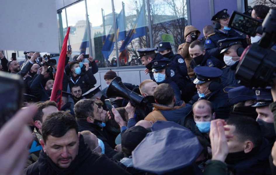Povređena tri policajca, istrage posle protesta