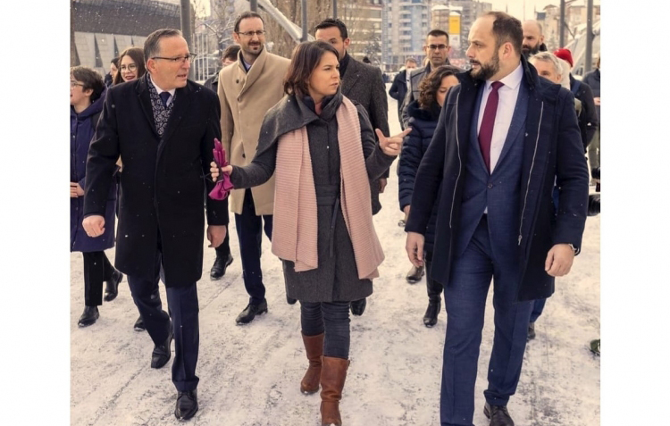 Berbok sa Bedri Hamzom i Milanom Radojevićem na glavnom mitrovičkom mostu