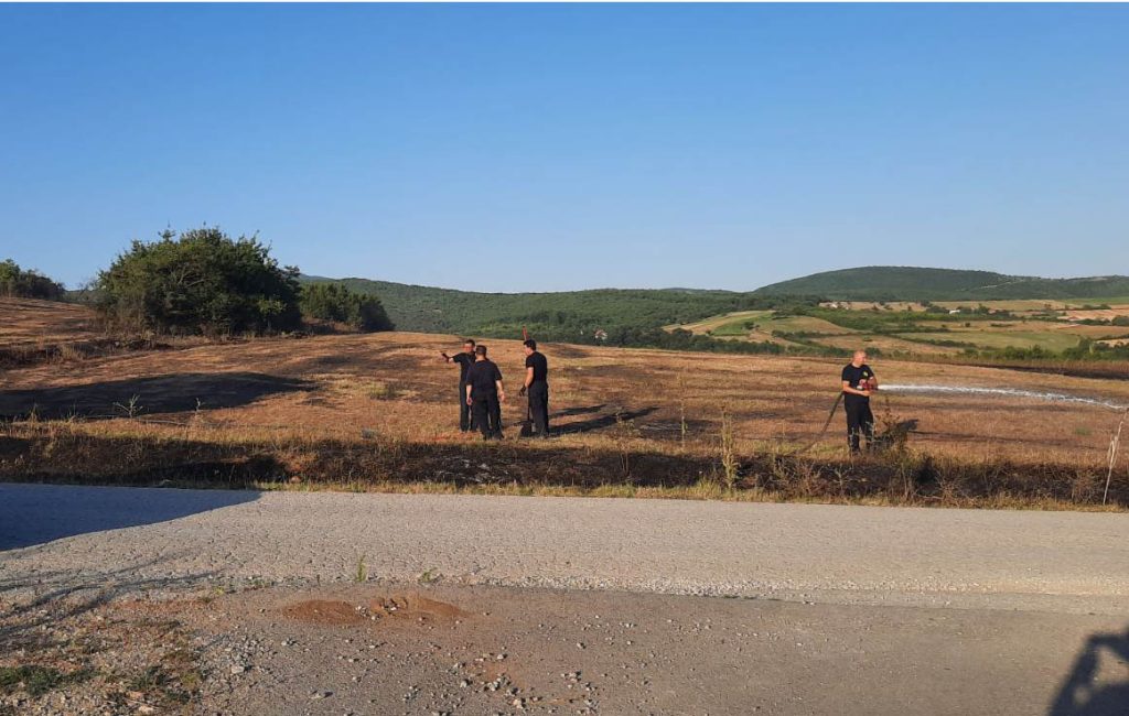 Požar na Malom Zvečanu stavljen pod kontrolu
