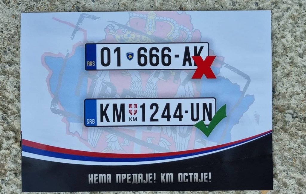 U K.Mitrovici na automobilima osvanula nova poruka – ’’Nema predaje, KM ostaje!’’