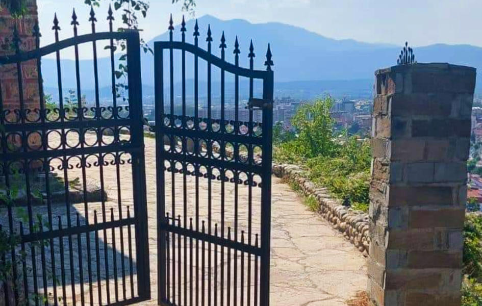 Prizren: Razvaljena kapija na ulazu u posed crkve Svetog Spasa