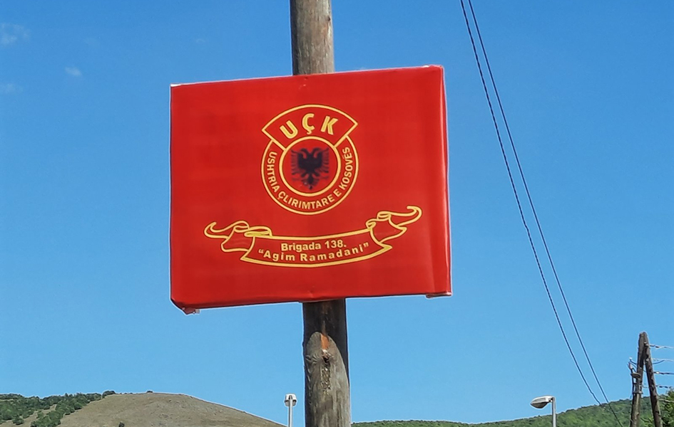 Kišnica: Precrtana oznaka na srpskom jeziku i postavljena tabla UČK