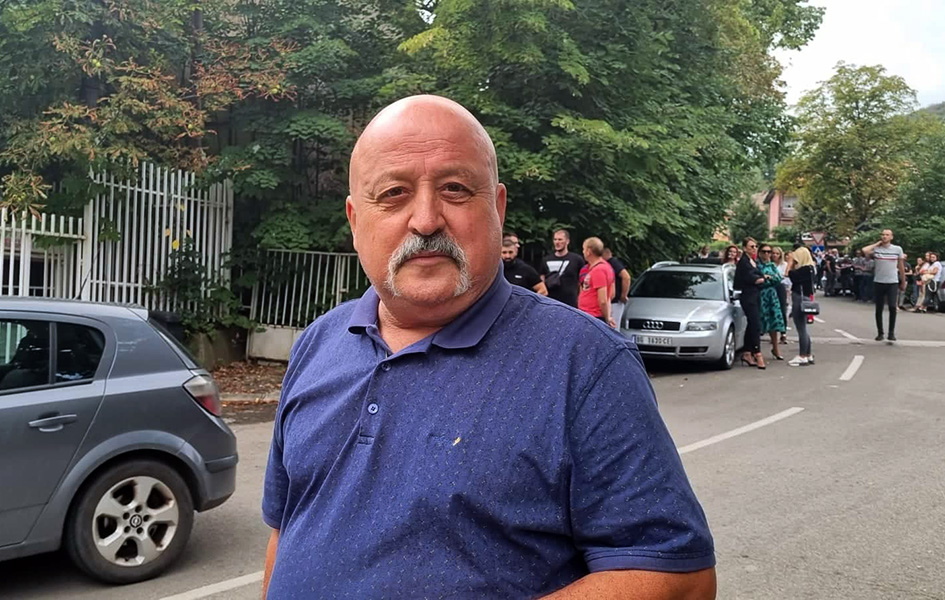 Opštinski inspektor napustio policijsku stanicu uz aplauz okupljenih