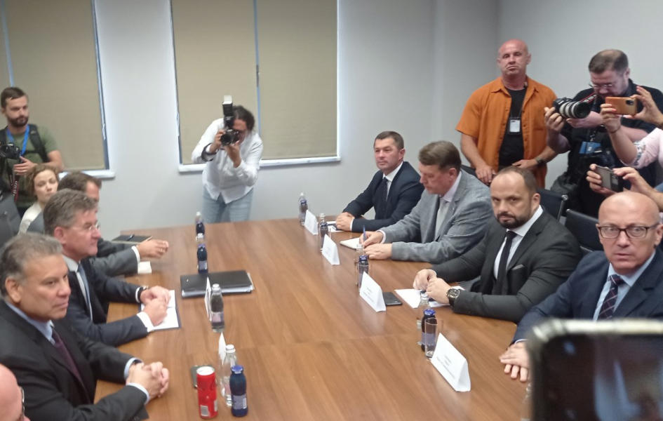 Lajčak i Eskobar na sastanku sa predstavnicima Srba