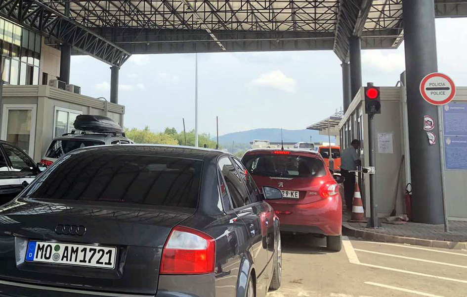 Počela primena dogovora o dokumentima, ponovo leci u Mitrovici