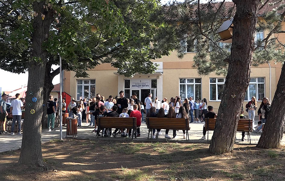 Đaci se vratili u školske klupe nakon letnje pauze OŠ ''Miladin Mitić’’ u Lapljem Selu (Foto Kim)