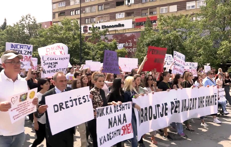 Protesti zbog silovanja devojčice u Prištini. Zatražene ostavke sudija i tužilaca