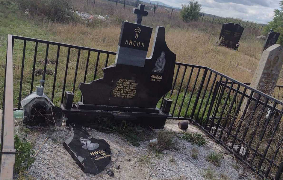 Klokot: Na pravoslavnom groblju polomljen spomenik