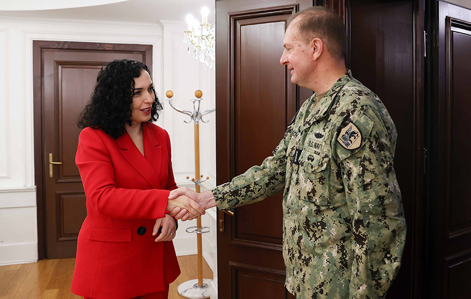 Vjosa Osmani sa NATO admiralom Manšom: KBS u tranziciji