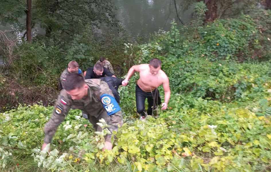 Auto sleteo u Ibar, dva vozača spasila ženu od utapanja