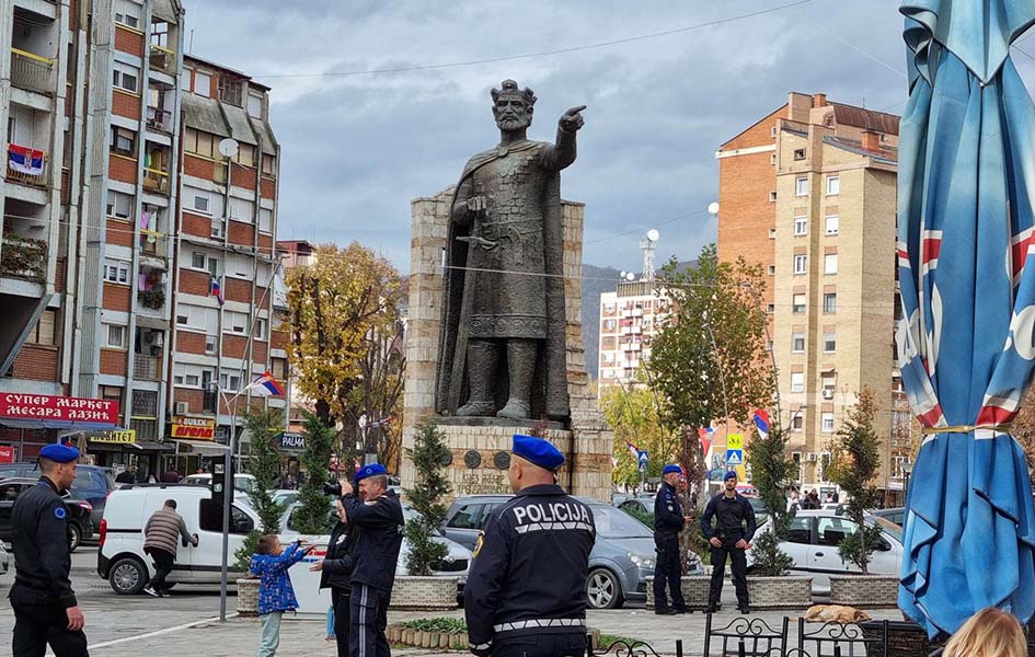 Policajci Euleksa patroliraju Severnom Mitrovicom