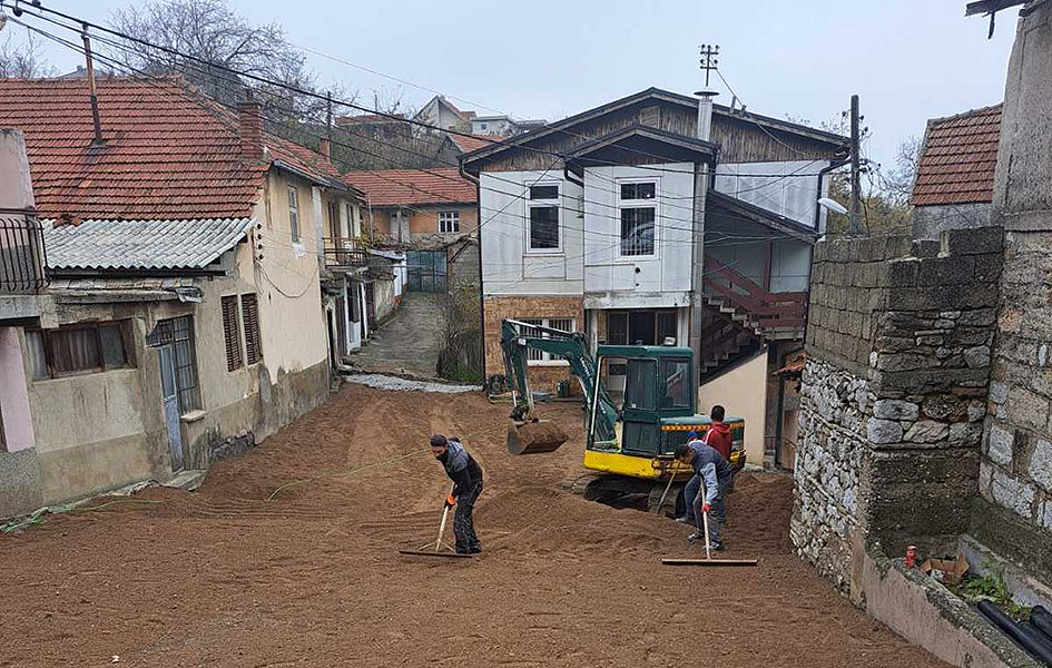 Kancelarija za KiM pomaže uređenje platoa ispred škole u Orahovcu