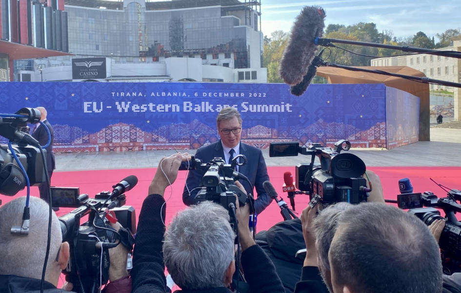 Vučić: Bolje za stolom nego na stolu