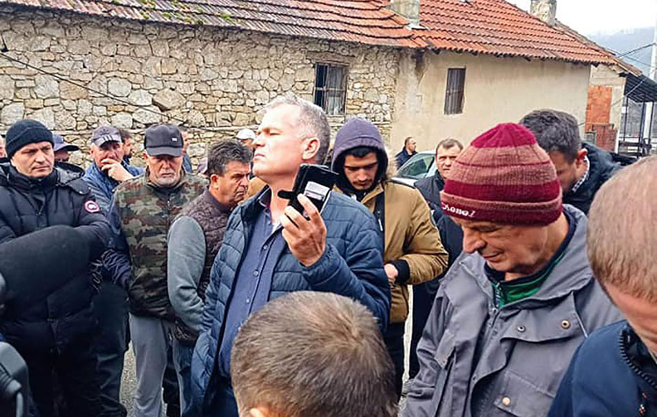 Velika Hoča: Stigla cisterna, vlasnik, carinici i policija pregovaraju