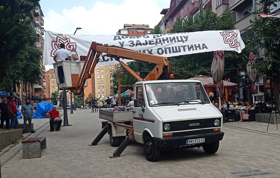 Postavljanje banera ZSO u severnom delu Mitrovice (Foto arhiva Kim)
