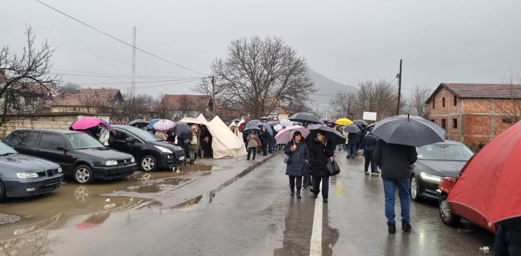 Barikade i dalje na severu, veliki broj građana u Rudaru, situacija mirna