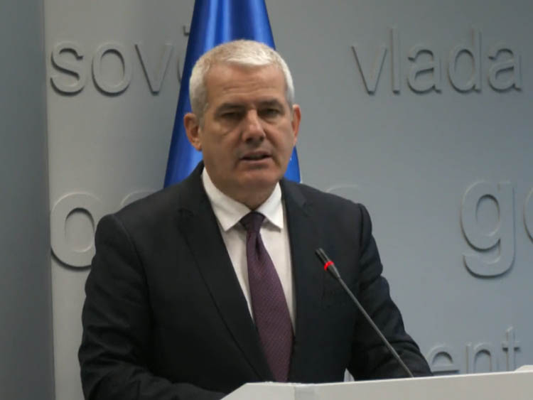 Svećlja poziva Srbe da odmah uklone barikade