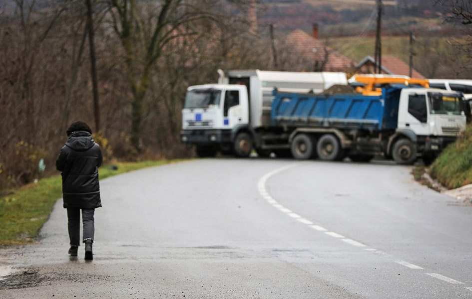 Blokade puteva na severu Kosova i dalje traju, noć protekla mirno