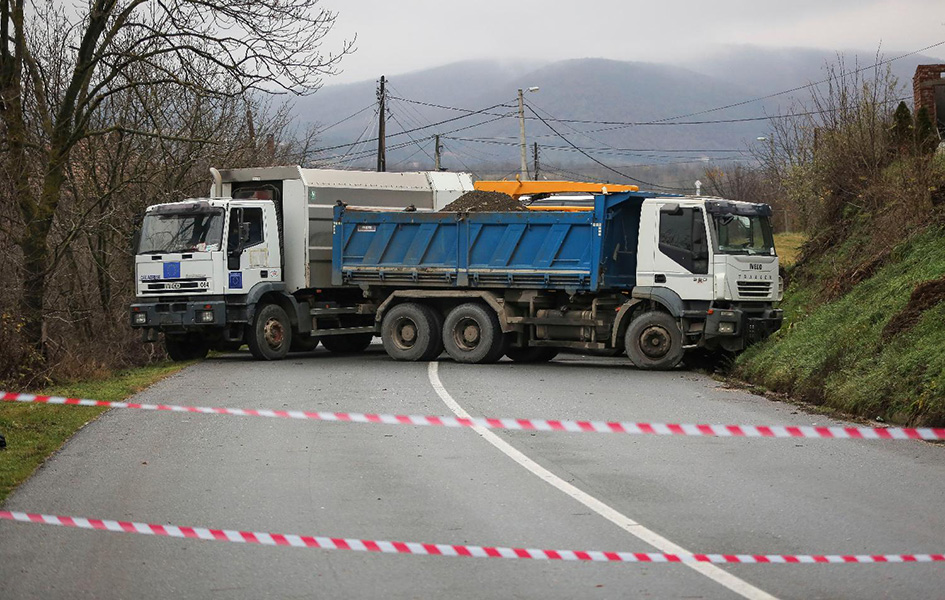 Srbi i dalje na barikadama, danas sastanak ministara EU o Kosovu